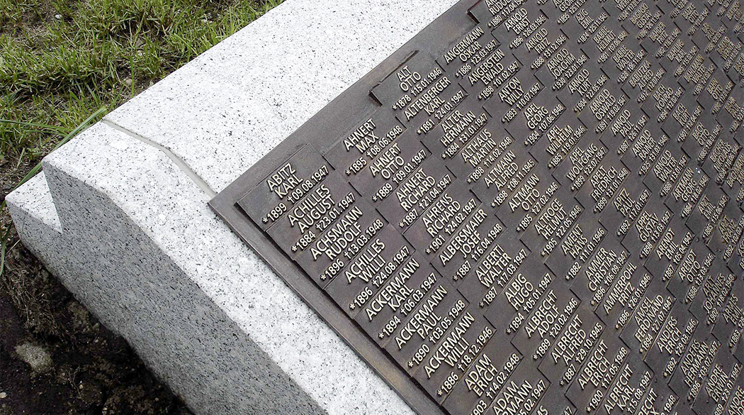  Detail der Gedenktafeln